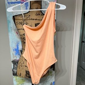 One shoulder bodysuit; peach Size M Forever 21 💋